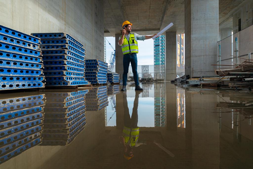 entra agua en nave industrial